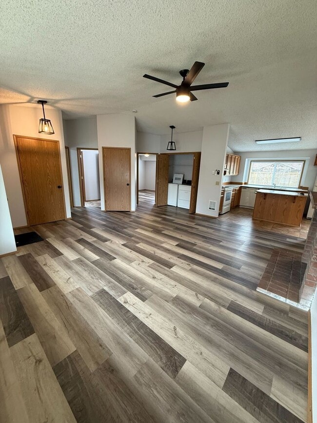 Building Photo - Newly Updated Centrally Located 2B/1Ba Home!