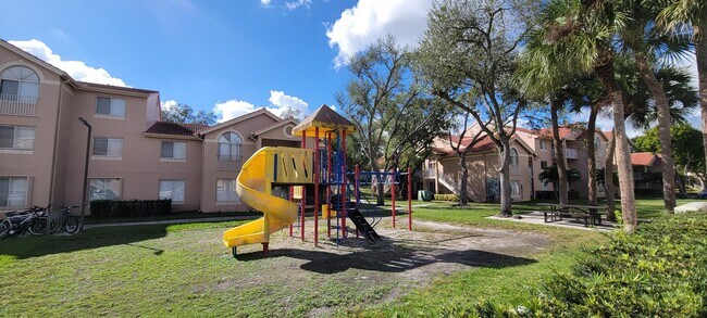 zona de juegos - 10450 SW 157th Ct