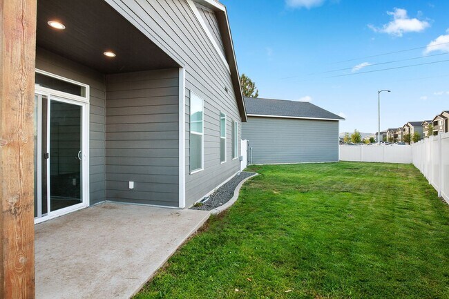 Foto del edificio - Newer Construction with 28X36 Shop!