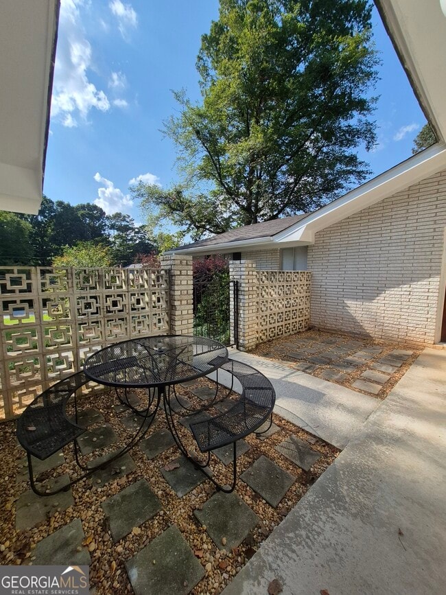 Building Photo - 2357 Crestcliff Dr