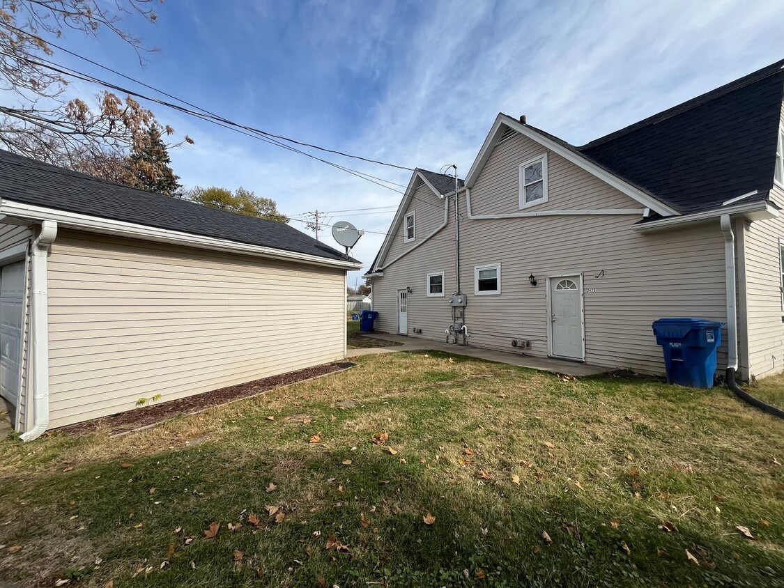 Building Photo - 2 BR, 1 BA side by side duplex
