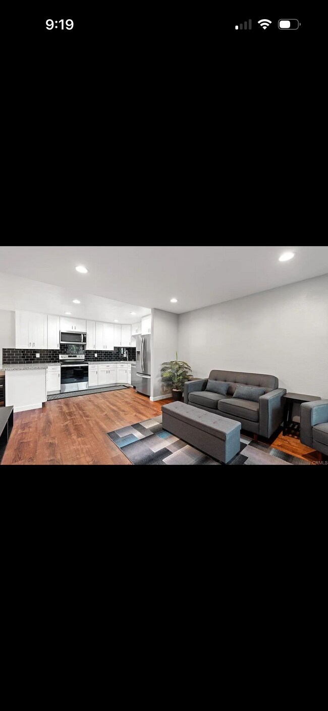 Foto del edificio - 745 E Bradley Ave