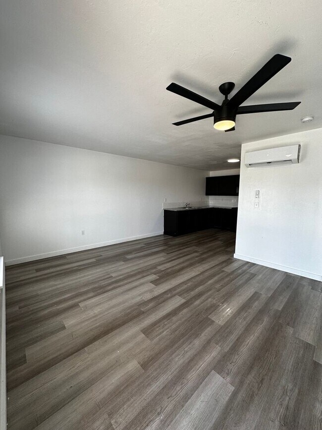 Building Photo - 2 bed 1 bath duplex