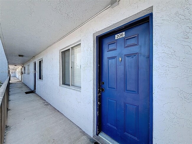 Foto del edificio - 8740 N Sherman Cir