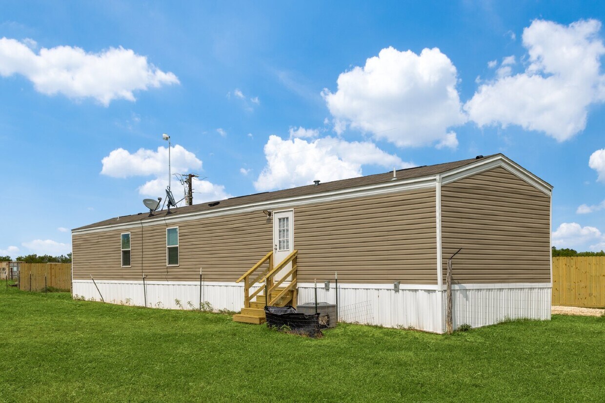 Foto principal - Charming 3-Bed, 2-Bath Mobile Home in Thor...