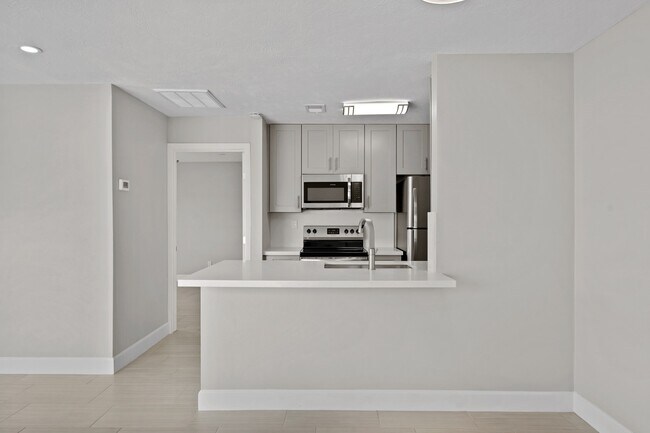 Building Photo - 2201 Fountain View Dr