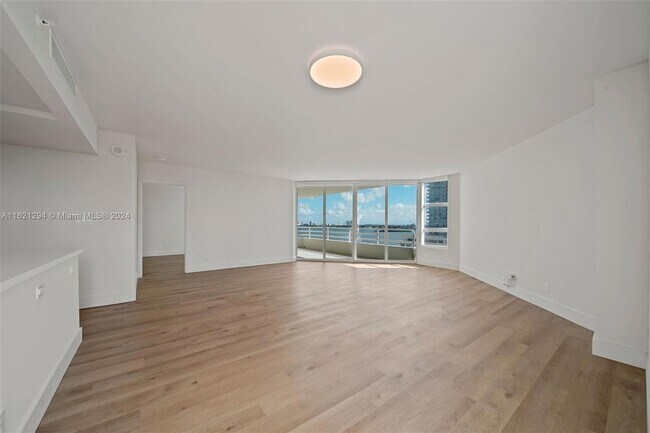 Building Photo - 555 NE 34th Street Unit 1209