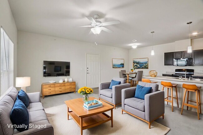 Área de estar de concepto abierto - Tuckaway Apartment Homes