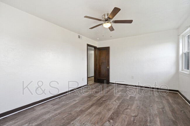 Building Photo - 144-144 W 9th Ave