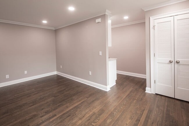 Interior Photo - Regency Manor: In-Unit Washer & Dryer, Col...