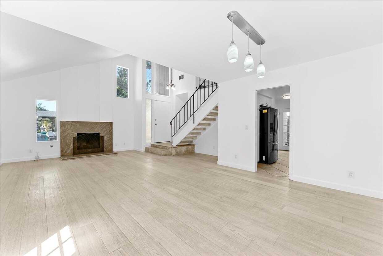 Primary Photo - 392 Coronado Ave