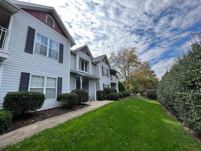 Building Photo - Taylors - Updated & Spacious 2BR/2BA Condo...