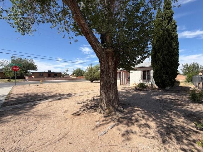 Foto del edificio - 2 Bedroom Single Story Home Available Near San Mateo Blvd NE & Constitution Ave NE!