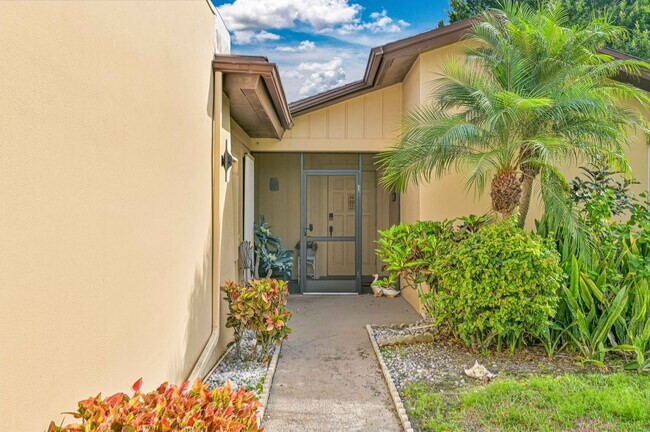 Building Photo - NOW AVAILABLE - 3 bed 2 bath Villa with 1 car garage in SE Naples!