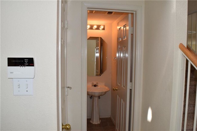Foto del edificio - 15400 Sarah's Creek Dr