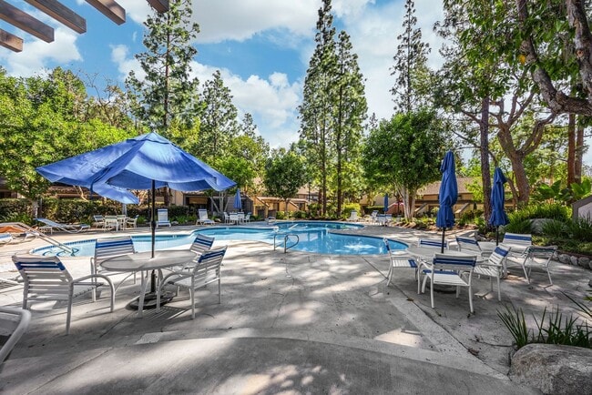 Building Photo - 2 Bed / 2.5 Bath Townhome in the Hidden Lakes Community