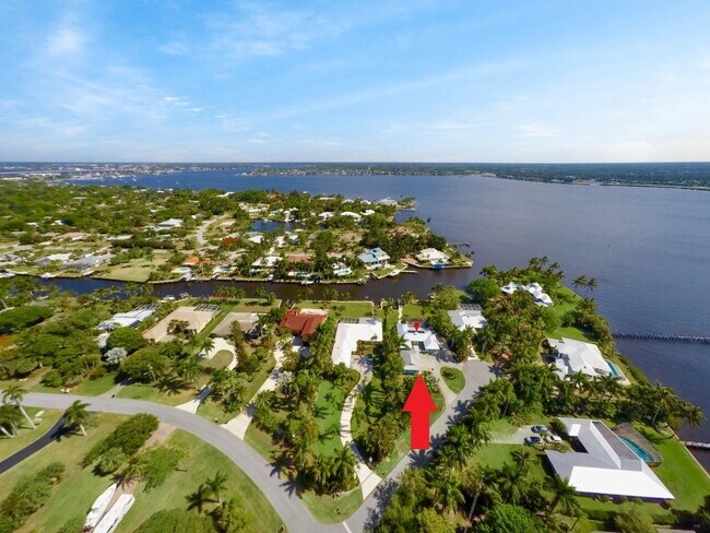 Building Photo - 1820 NW Bright River Point