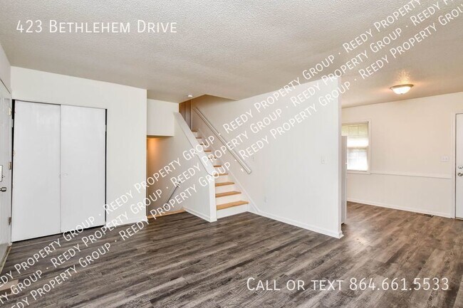 Building Photo - RENOVATED 3 BEDROOM 2 BATH, Split level ho...
