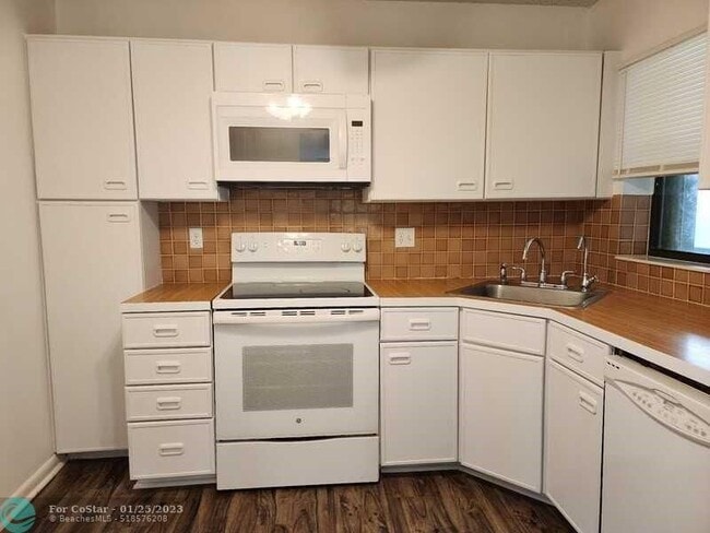 Foto del edificio - 4682 NW 22nd St