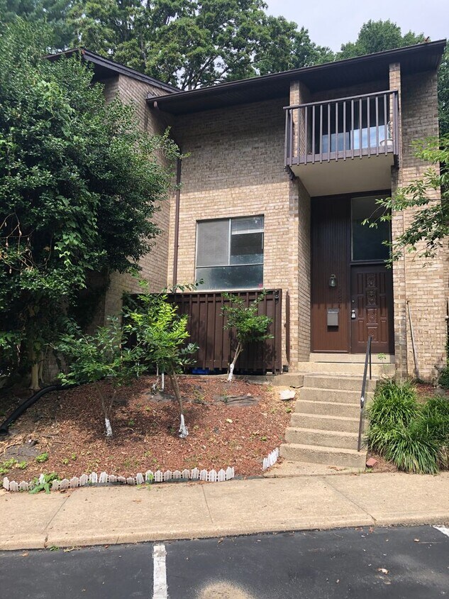 Primary Photo - Spacious Townhome Close to METRO, Parks, &...