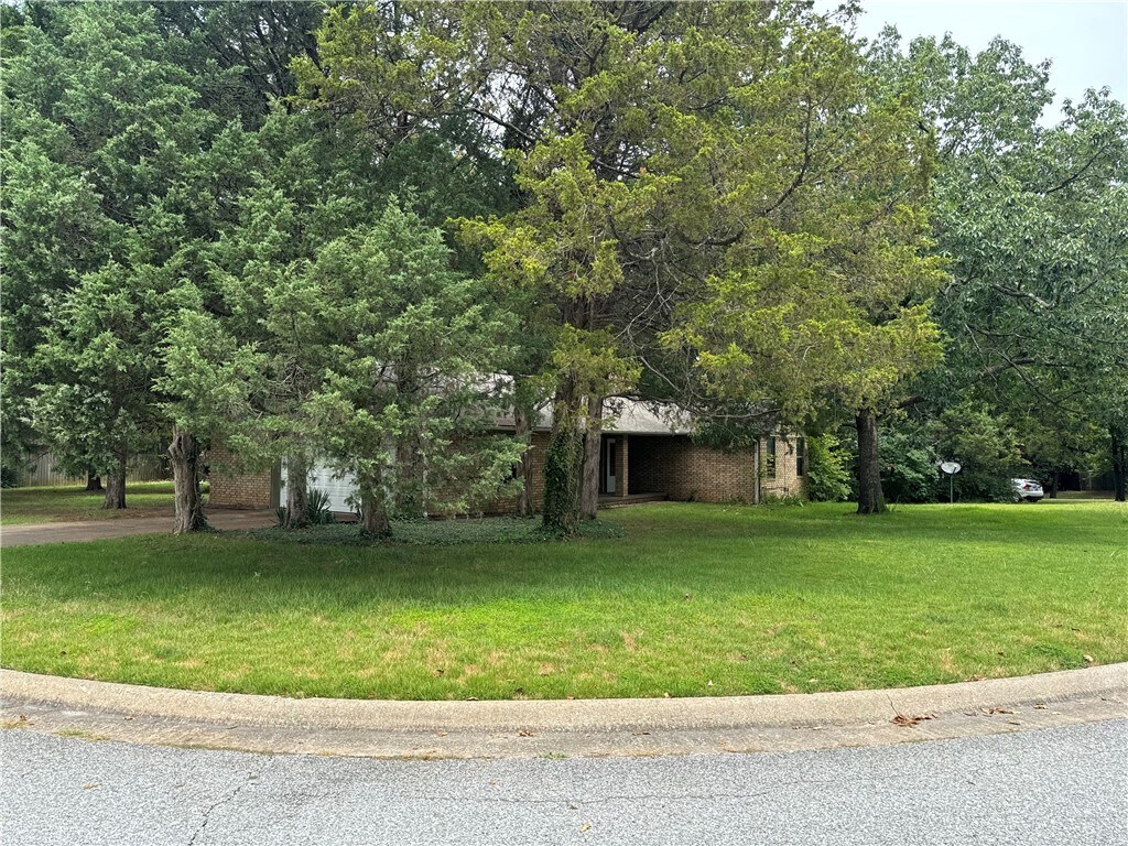 Foto del edificio - 2405 Gentle Oaks Ln