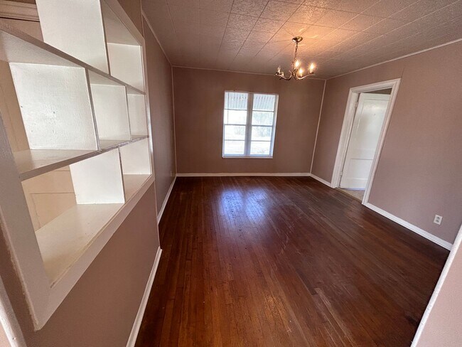 Foto del edificio - **APPLICATION RECEIVED** Lovely DOWNSTAIRS...