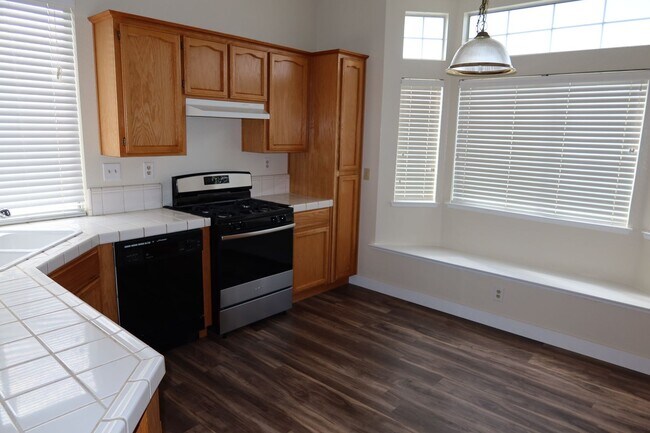 Building Photo - 3 Bedroom, 2 Bath Home in Elk Grove