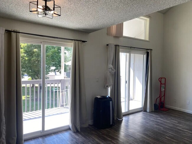 Building Photo - Charming & Cozy Condo