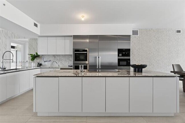 Building Photo - 5500 Island Estates Dr