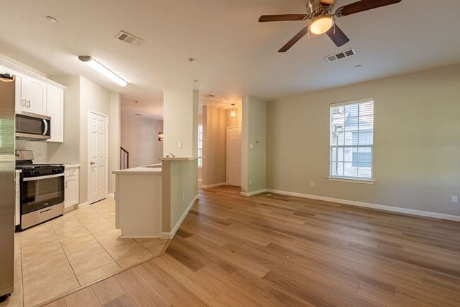 Building Photo - Bright & Modern 2 Bed, 2.5 Bath Condo in C...