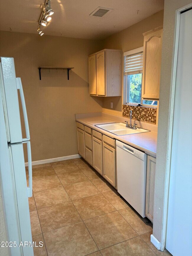 Building Photo - 2390 Eastern Dr