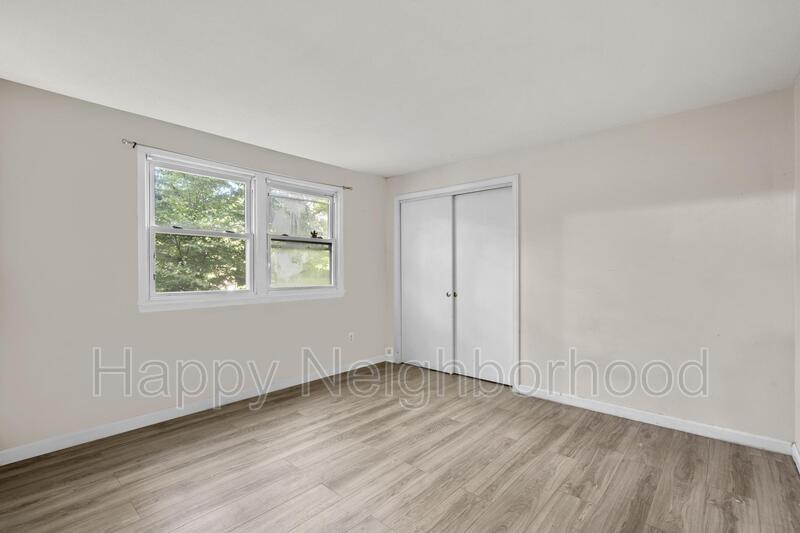 Primary Photo - 451 Divinity St