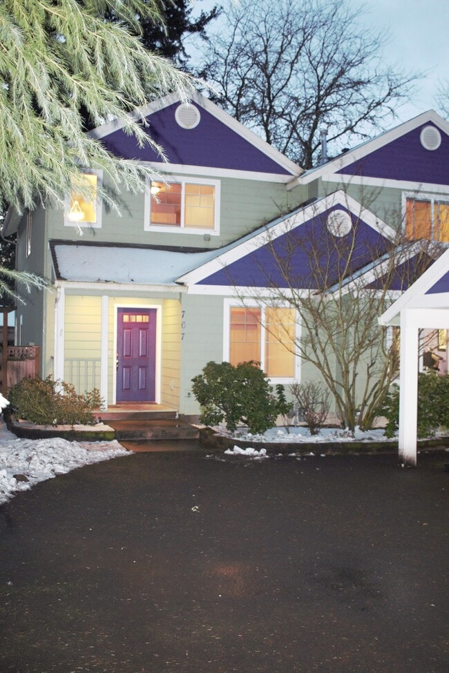 Building Photo - 767 SE 8th Ave