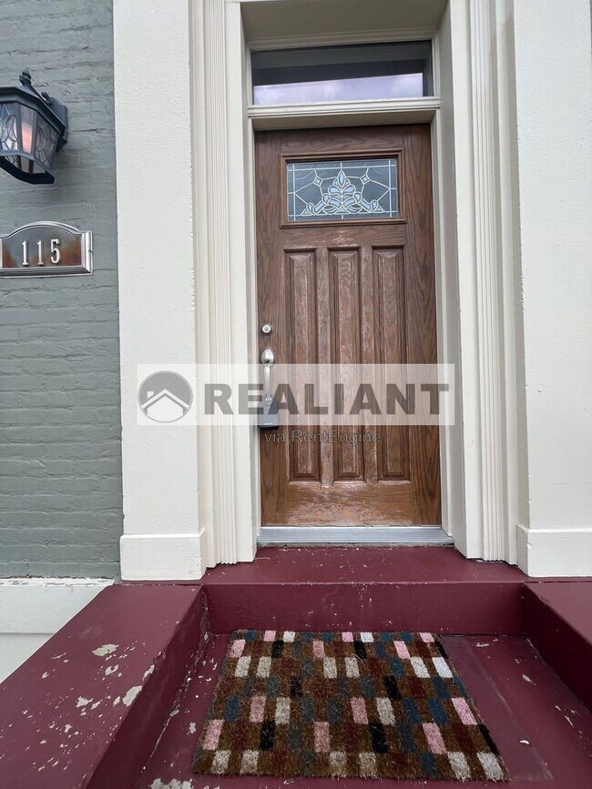 Foto del edificio - 115 E 8th St