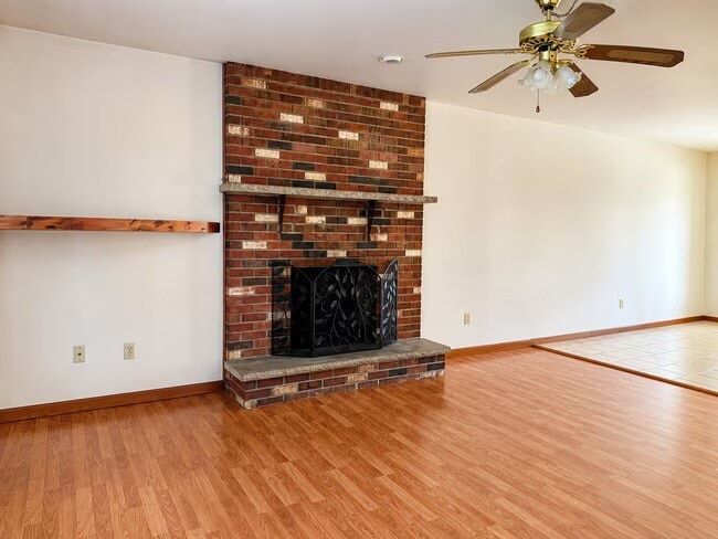 Living room/with fireplace - 40 Mountain Dr