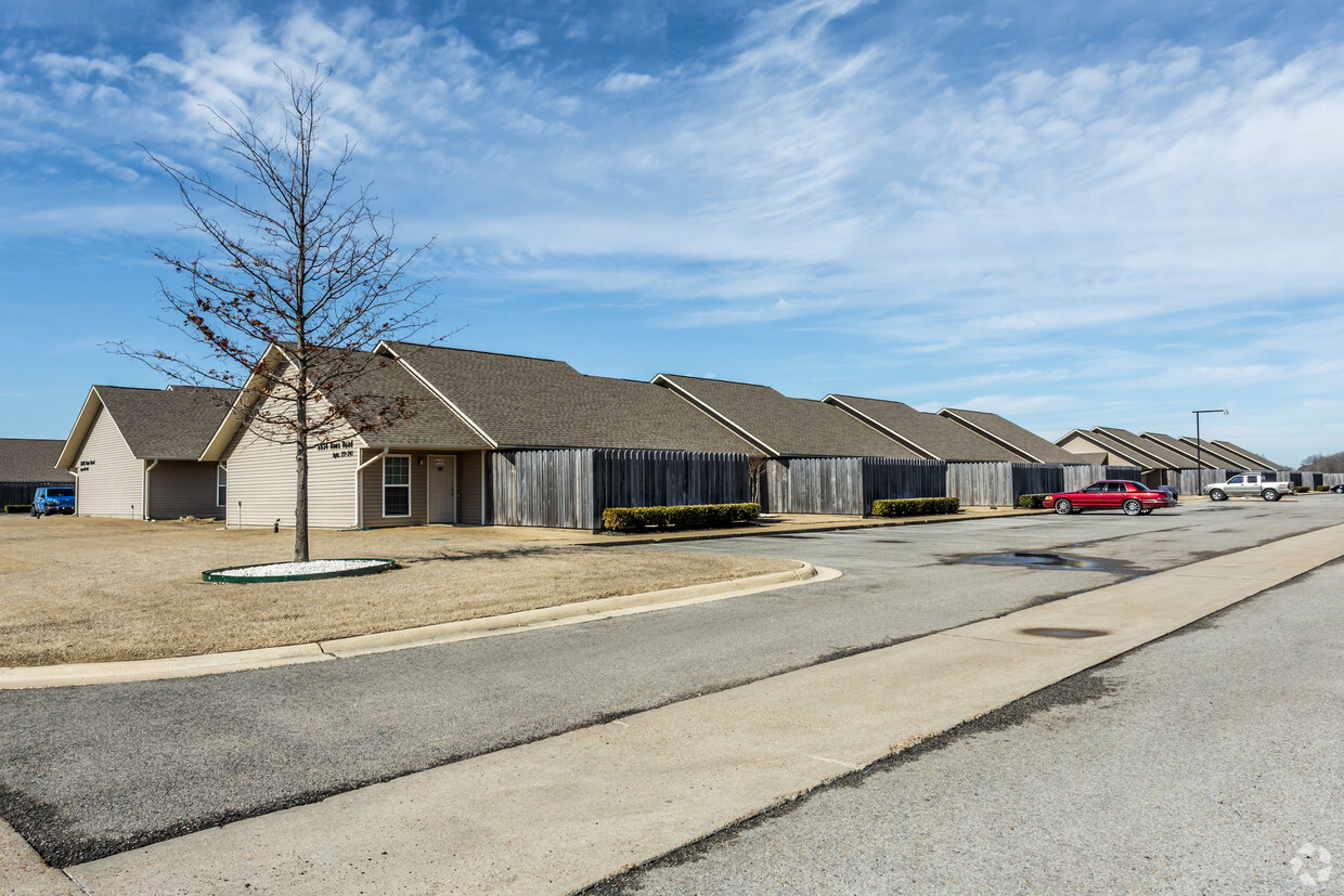 Primary Photo - Commerce Square Apartments