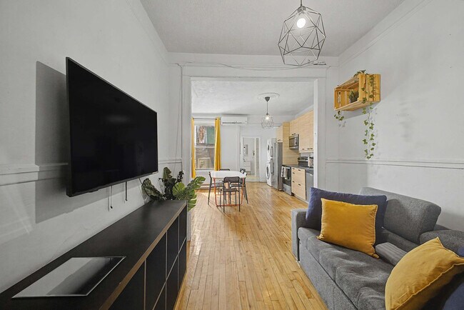 Building Photo - 2390 Rue Frontenac