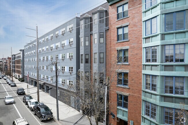 Building Photo - 528 Madison St