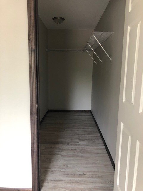 Vestidor - Rosewood Crossing Apartments