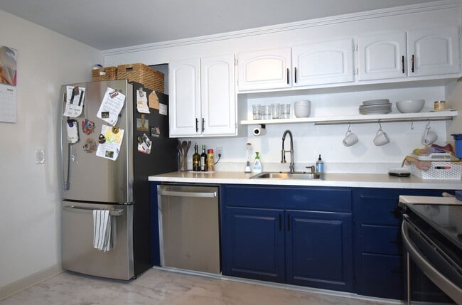 Building Photo - Impeccably maintained & updated 3 bedroom ...