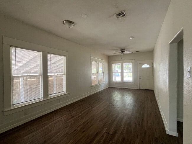 Building Photo - ROBSTOWN TWO BEDROOM WITH LOTS OF PARKING