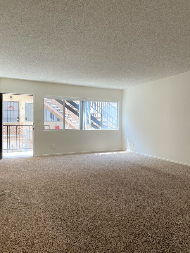Building Photo - 711 W 39th St