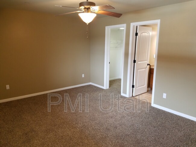 Building Photo - 3561 E Rock Creek Rd