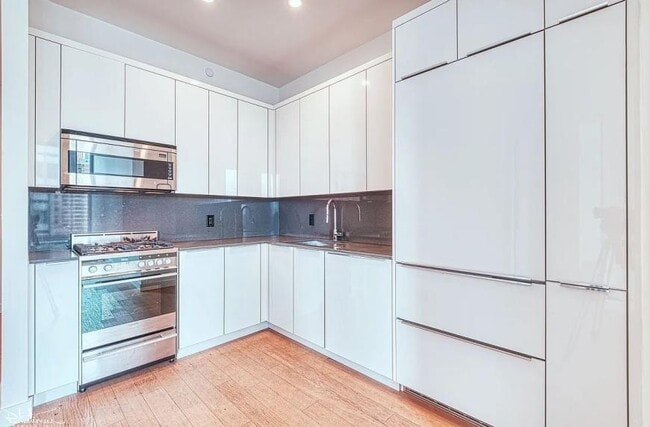 Building Photo - 4 bedroom in New York NY 10005