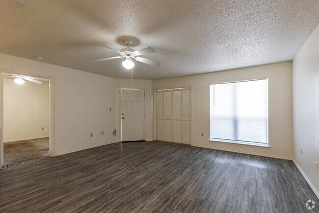 2 habitaciones, 2 baños, 905 pies cuadrados, sala de estar - Madison Park
