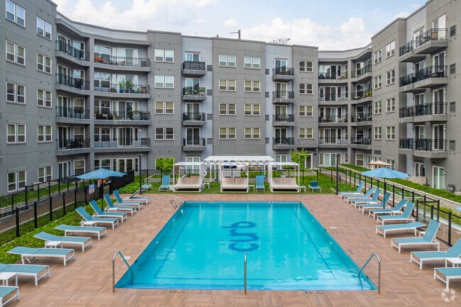 La acera - Piscina - The Curb