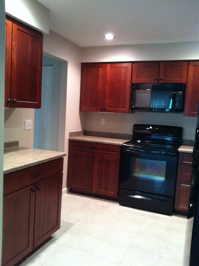 Building Photo - 611 Calais Dr