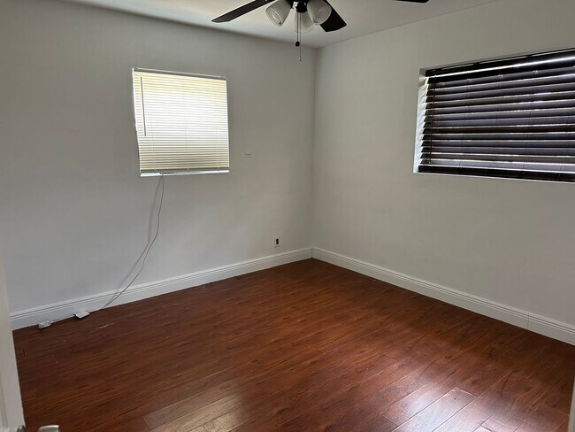 Foto del edificio - 4 bed 2 bath plus a den, could be a 5th bed.