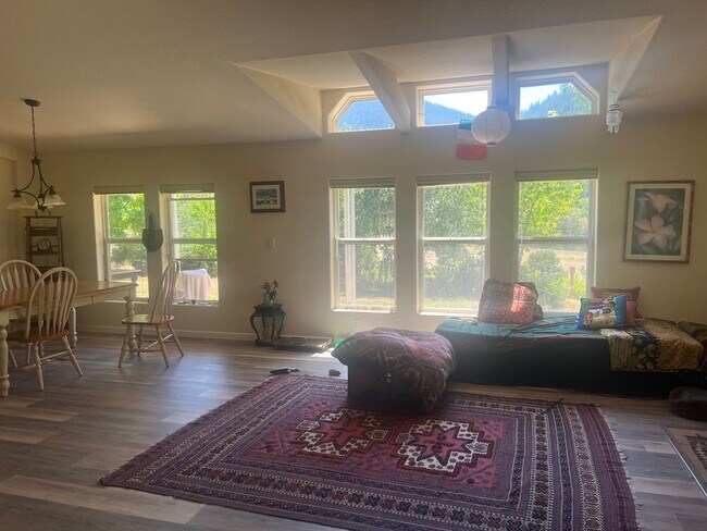Building Photo - Enjoy Serene Applegate!