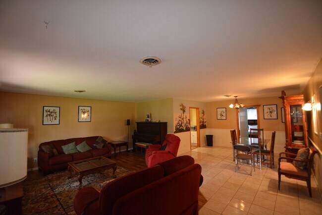 Building Photo - FULLY FURNISHED 4 bedroom, 2 bath in West ...